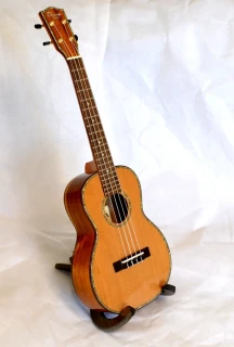 Celomasivní tenorové ukulele OHANA TK-260G Cedr & Akacia